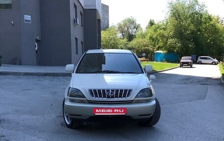 Toyota Harrier, 1998 год, 890 000 рублей, 8 фотография