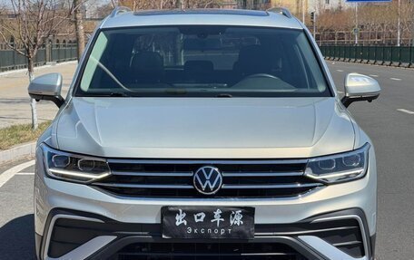 Volkswagen Tiguan II, 2022 год, 2 418 000 рублей, 2 фотография