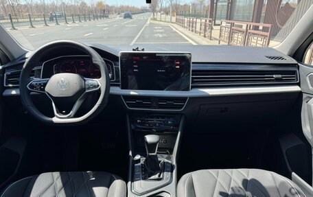 Volkswagen Tiguan II, 2022 год, 2 418 000 рублей, 6 фотография