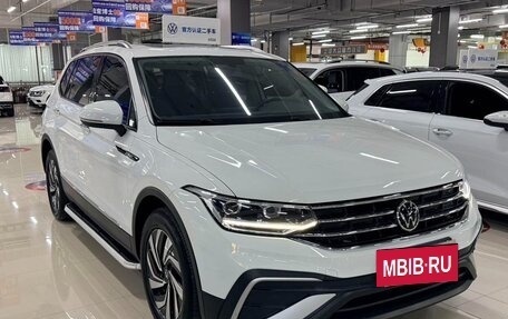 Volkswagen Tiguan II, 2022 год, 2 457 000 рублей, 3 фотография