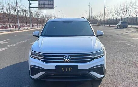 Volkswagen Tiguan II, 2022 год, 2 431 000 рублей, 2 фотография