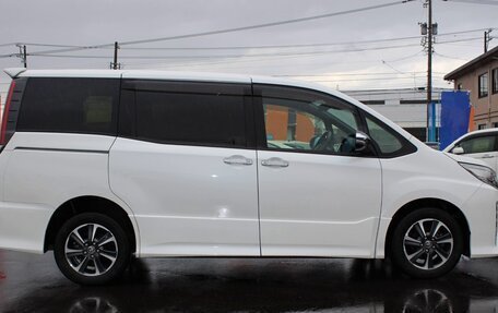 Toyota Noah III, 2021 год, 1 998 000 рублей, 8 фотография