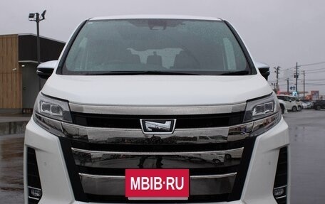 Toyota Noah III, 2021 год, 1 998 000 рублей, 2 фотография