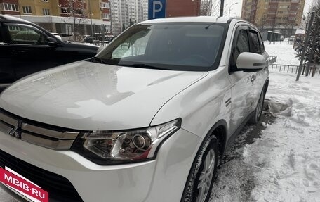 Mitsubishi Outlander III рестайлинг 3, 2014 год, 1 499 999 рублей, 2 фотография
