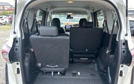 Toyota Sienta II, 2021 год, 1 052 000 рублей, 24 фотография