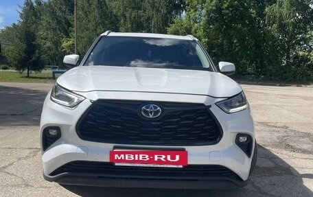Toyota Highlander, 2022 год, 6 200 000 рублей, 2 фотография