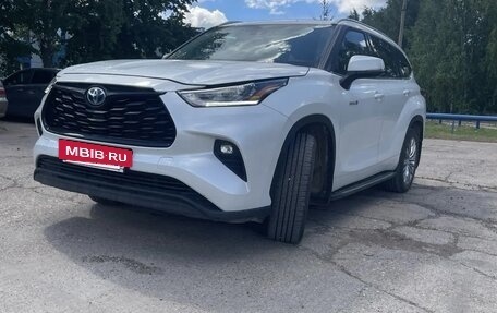 Toyota Highlander, 2022 год, 6 200 000 рублей, 3 фотография
