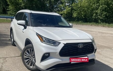 Toyota Highlander, 2022 год, 6 200 000 рублей, 4 фотография