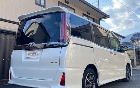 Toyota Noah III, 2018 год, 1 700 000 рублей, 3 фотография