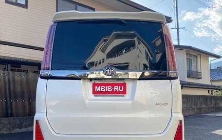 Toyota Noah III, 2018 год, 1 700 000 рублей, 4 фотография