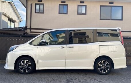 Toyota Noah III, 2018 год, 1 700 000 рублей, 6 фотография