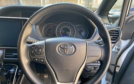 Toyota Noah III, 2018 год, 1 700 000 рублей, 10 фотография