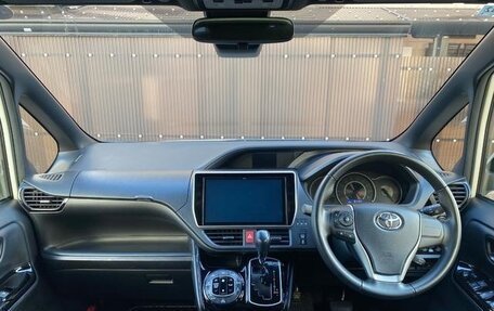 Toyota Noah III, 2018 год, 1 700 000 рублей, 9 фотография