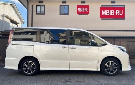 Toyota Noah III, 2018 год, 1 700 000 рублей, 2 фотография