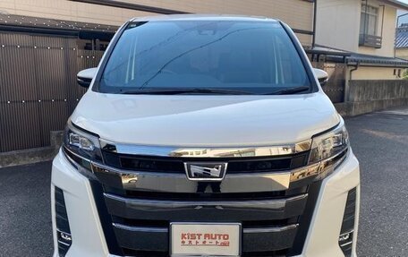 Toyota Noah III, 2018 год, 1 700 000 рублей, 7 фотография