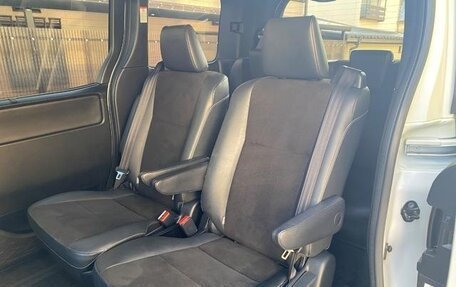 Toyota Noah III, 2018 год, 1 700 000 рублей, 22 фотография
