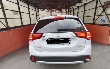 Mitsubishi Outlander III рестайлинг 3, 2018 год, 2 200 000 рублей, 8 фотография