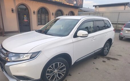 Mitsubishi Outlander III рестайлинг 3, 2018 год, 2 200 000 рублей, 3 фотография