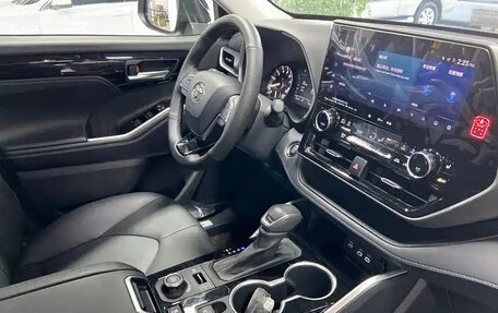 Toyota Highlander, 2025 год, 17 фотография