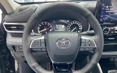 Toyota Highlander, 2025 год, 13 фотография
