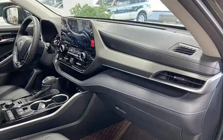Toyota Highlander, 2025 год, 18 фотография
