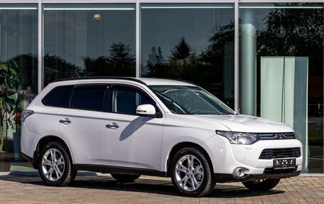 Mitsubishi Outlander III рестайлинг 3, 2013 год, 1 395 000 рублей, 3 фотография