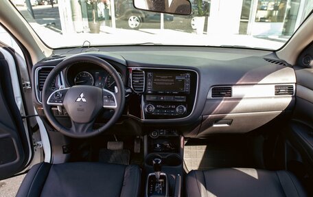 Mitsubishi Outlander III рестайлинг 3, 2013 год, 1 395 000 рублей, 15 фотография