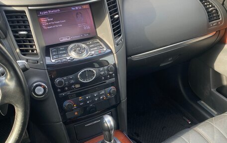 Infiniti QX70, 2013 год, 2 550 000 рублей, 13 фотография