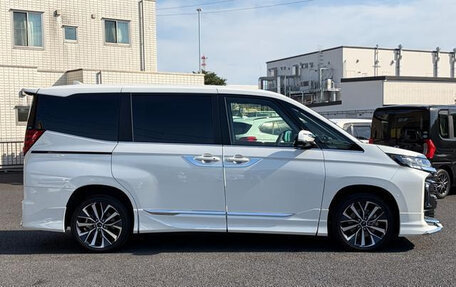 Toyota Noah, 2023 год, 2 971 000 рублей, 5 фотография