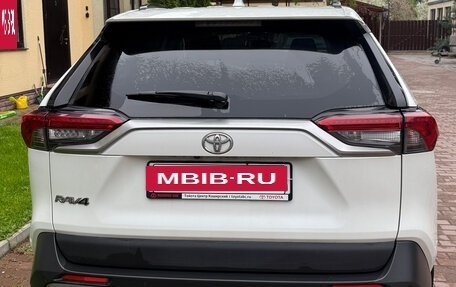 Toyota RAV4, 2021 год, 3 000 000 рублей, 5 фотография