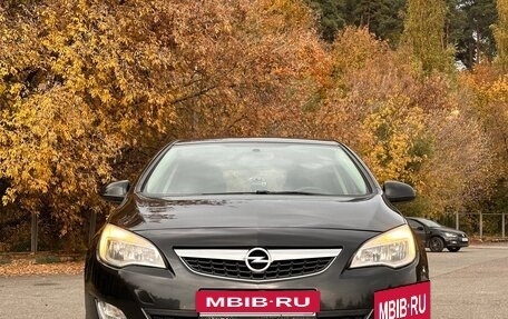Opel Astra J, 2011 год, 700 000 рублей, 2 фотография