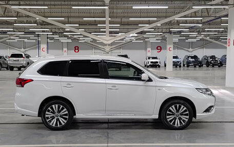 Mitsubishi Outlander III рестайлинг 3, 2022 год, 2 580 000 рублей, 5 фотография