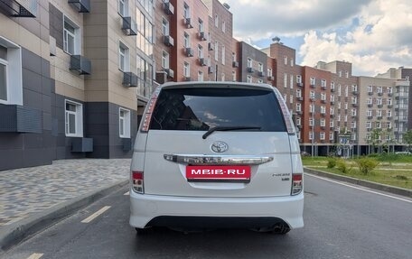 Toyota ISis I, 2012 год, 1 410 000 рублей, 4 фотография
