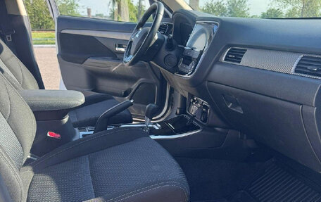 Mitsubishi Outlander III рестайлинг 3, 2021 год, 2 100 000 рублей, 7 фотография