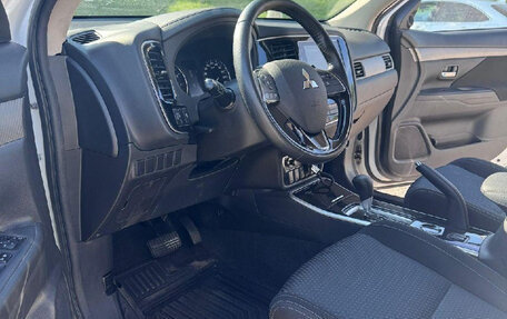 Mitsubishi Outlander III рестайлинг 3, 2021 год, 2 100 000 рублей, 8 фотография