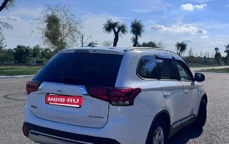 Mitsubishi Outlander III рестайлинг 3, 2021 год, 2 100 000 рублей, 2 фотография