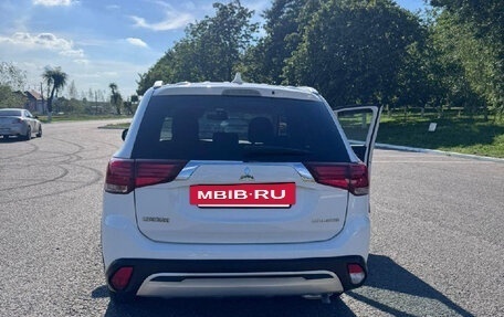 Mitsubishi Outlander III рестайлинг 3, 2021 год, 2 100 000 рублей, 3 фотография