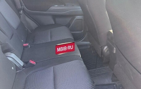 Mitsubishi Outlander III рестайлинг 3, 2021 год, 2 100 000 рублей, 10 фотография