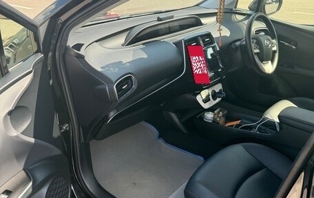 Toyota Prius IV XW50, 2018 год, 2 000 000 рублей, 4 фотография