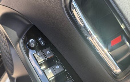 Toyota Prius IV XW50, 2018 год, 2 000 000 рублей, 12 фотография