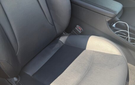 Toyota Prius IV XW50, 2018 год, 2 000 000 рублей, 13 фотография