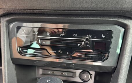 Volkswagen Tiguan II, 2021 год, 2 800 000 рублей, 17 фотография