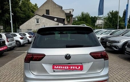 Volkswagen Tiguan II, 2021 год, 2 800 000 рублей, 6 фотография