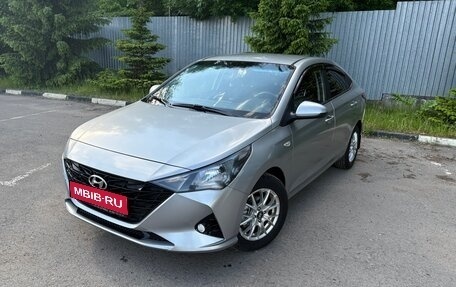 Hyundai Solaris II рестайлинг, 2021 год, 1 050 000 рублей, 1 фотография