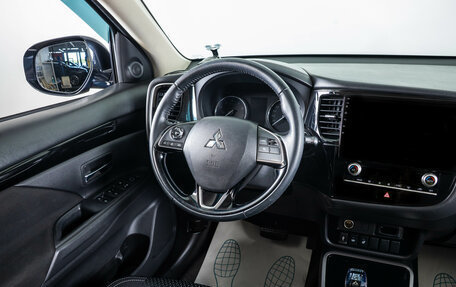 Mitsubishi Outlander III рестайлинг 3, 2021 год, 2 649 000 рублей, 13 фотография