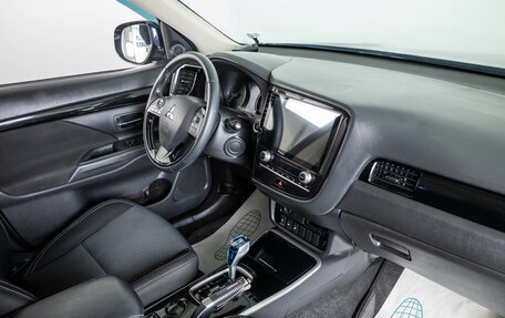 Mitsubishi Outlander III рестайлинг 3, 2021 год, 2 649 000 рублей, 12 фотография