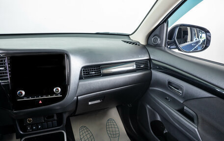 Mitsubishi Outlander III рестайлинг 3, 2021 год, 2 649 000 рублей, 15 фотография