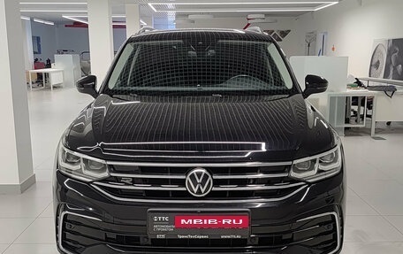 Volkswagen Tiguan II, 2021 год, 4 243 000 рублей, 2 фотография