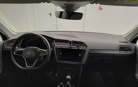 Volkswagen Tiguan II, 2021 год, 4 243 000 рублей, 17 фотография