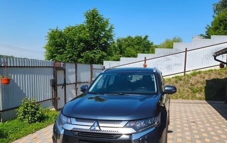 Mitsubishi Outlander III рестайлинг 3, 2019 год, 2 600 000 рублей, 1 фотография